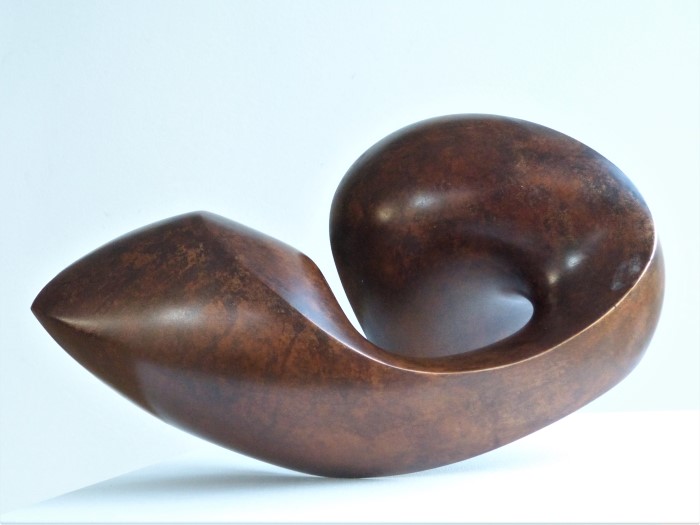 Abstakte Bronzeskulptur mit runden Formen und glatten Oberflächen, dunkelbraun patiniert.