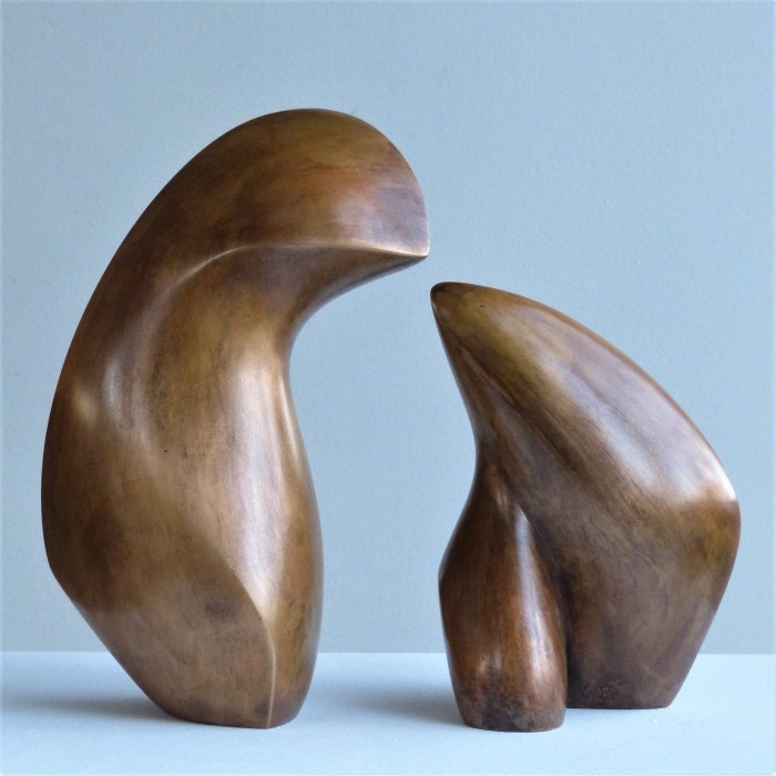 Abstrakte Bronzeskulptur mit runden Formen und glatten Oberflächen. Goldbraun patiniert. Die Figur steht auf drei Spitzen.