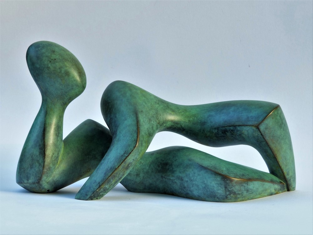 Liegende Bronzefigur, grün patiniert, abstakt