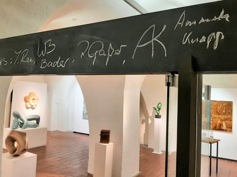Eingang zur Ausstellung "members only 04" im Künstlerhaus Ulm
