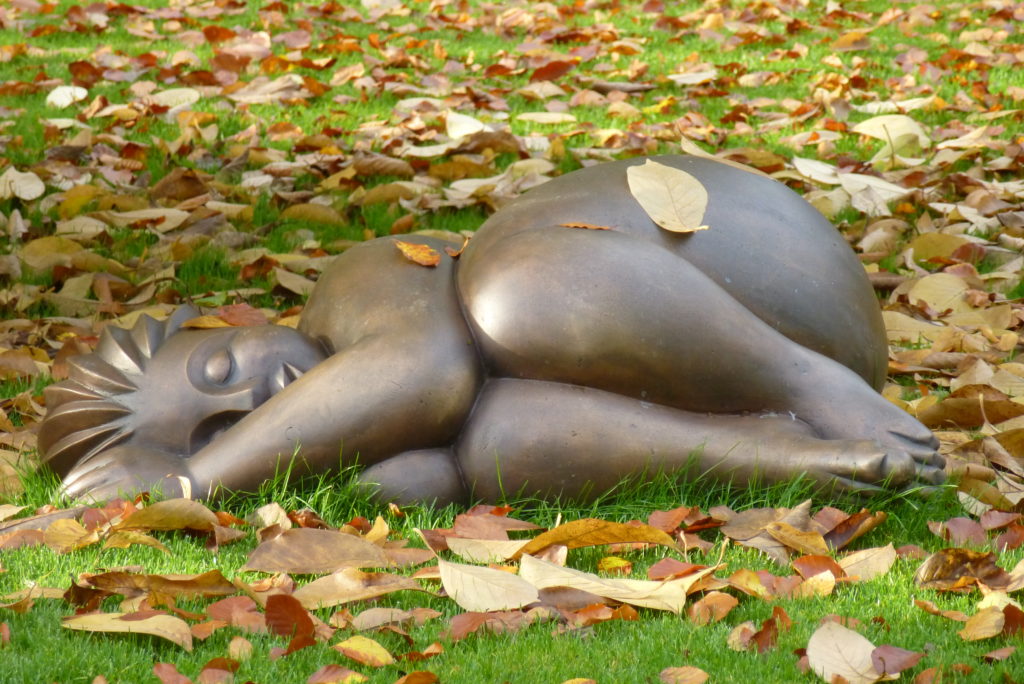 abstrahierte Bronzeskulptur einer schlafenden Frau
