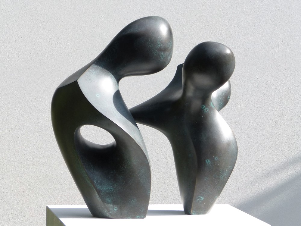 Zwei abstrakte Skulpturen aus schwarzem Polymer-Gips, die aufeinander Bezug nehmen.