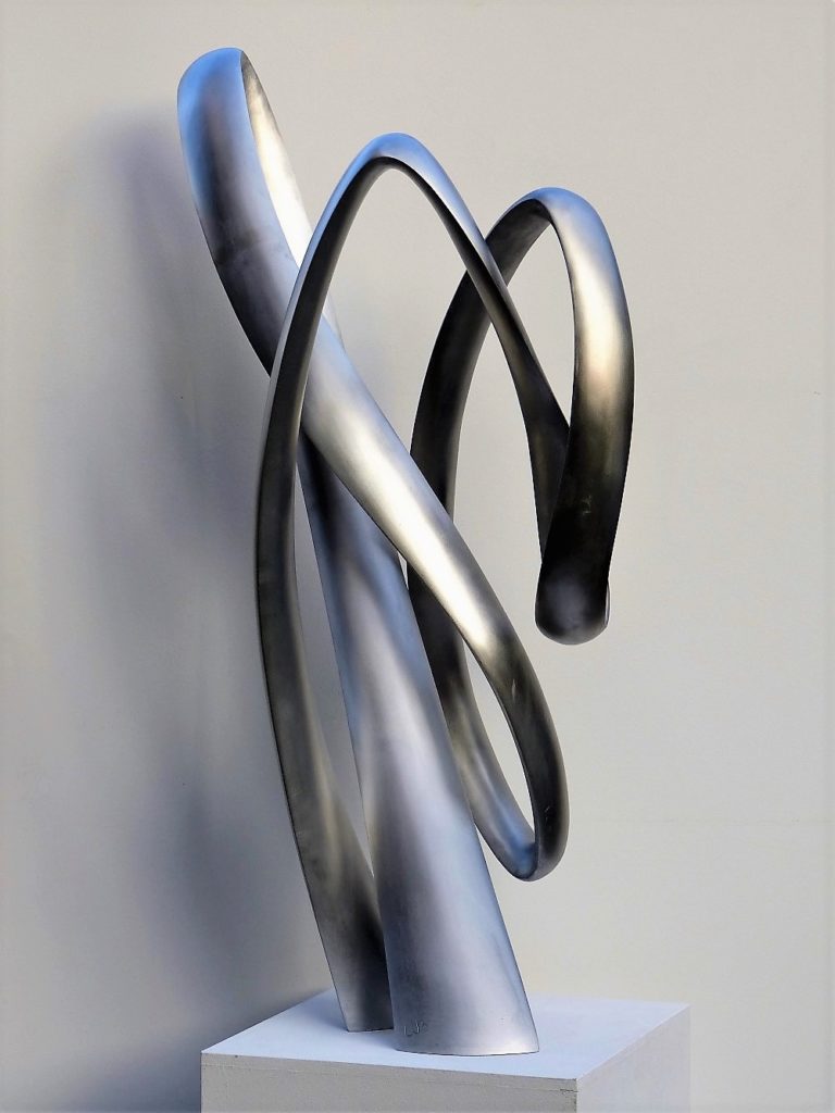 Abstrakte Aluminium-Skulptur aus schlanken Schlaufen, die sich umeinander drehen. 