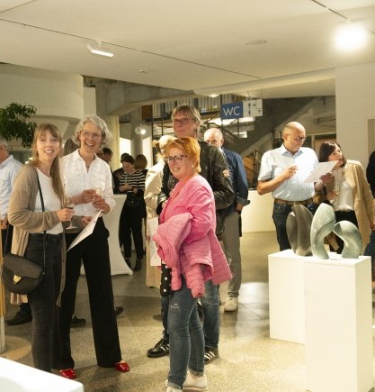 Vernissage der Ausstellung "Glänzend ans Licht" im Landratsamt Ostlabkreis.