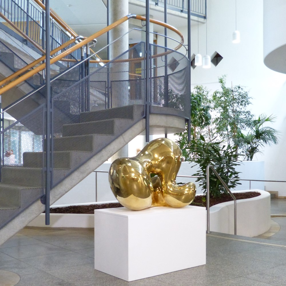 Skulptur "Bewegt" auf der Ausstellung "Glänzend ans Licht" im Foyer des Landratsamts Ostalbkreis.