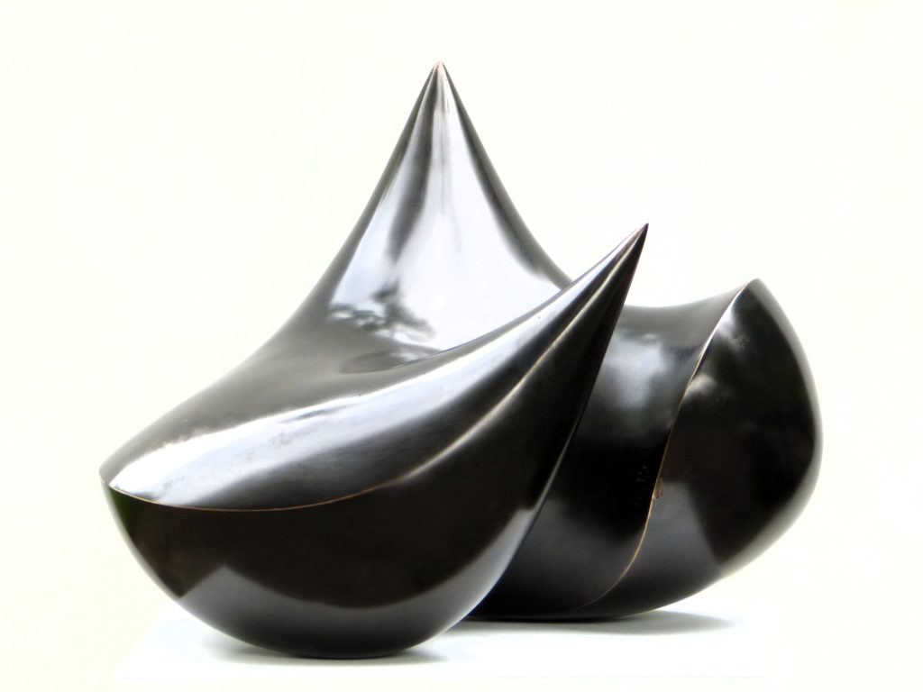 Black sculpture, abstakt, smooth forms, soft curves.