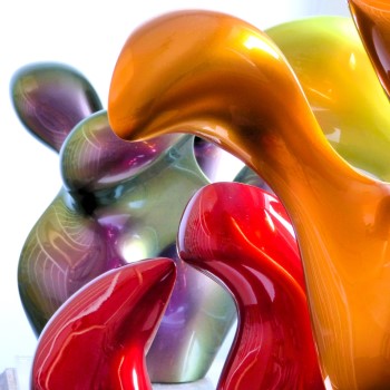 bunt lackierte abstrakte, organische Skulpturen in der Ausstellung Kunstwechsel in Ingolstadt