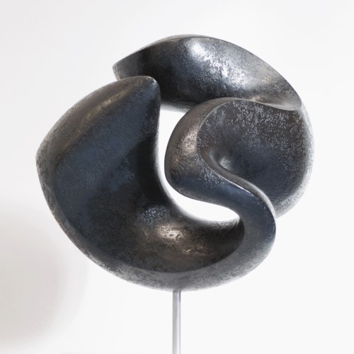Schwarze abstracte Skulptur mit organischen Formen, die sich in einem Kreis bewegen.