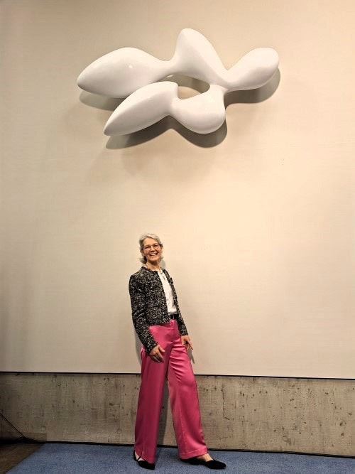 Wandskulptur, weiß, mit runden, organischen Formen, in Form einer Wolke