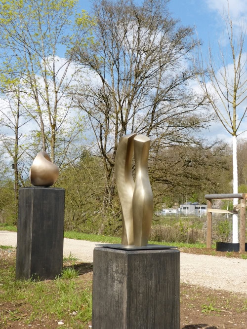 Auf der Landesgartenschau Ellwangen: 
Zwei schlanke, abstrakte Formen, die sich erkennbar zugeneigt sind.